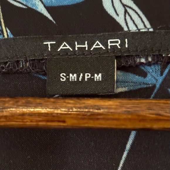 Tahari| Gorgeous Floral Kimono Mid-Length Wrap with Red and Blue Hues Sz S/M - Picture 4 of 6